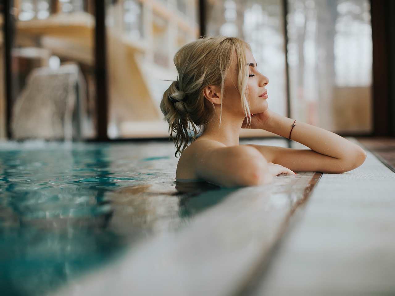 Junge Frau in einem Pool